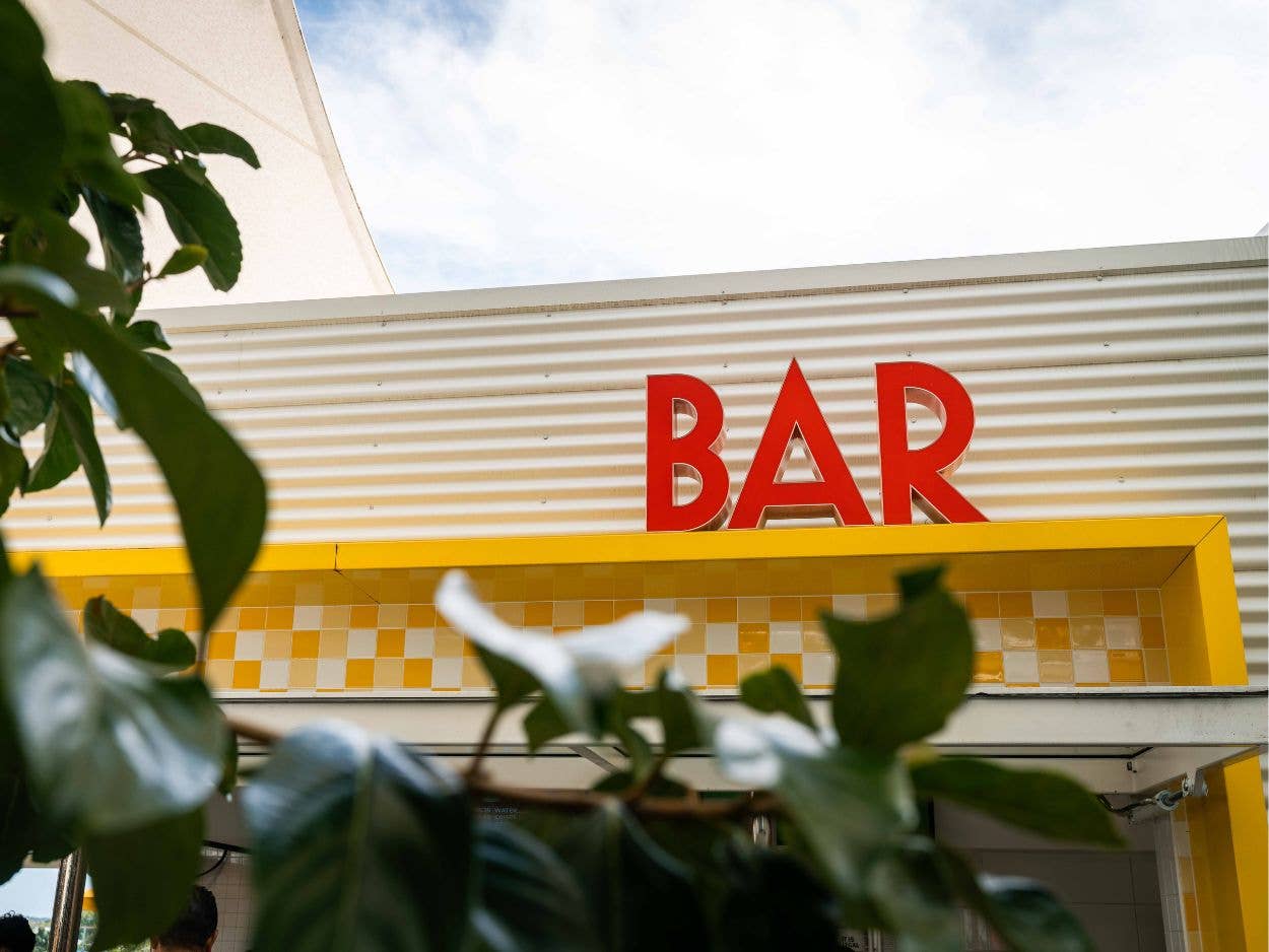 Hola Bar Beverage Outlet